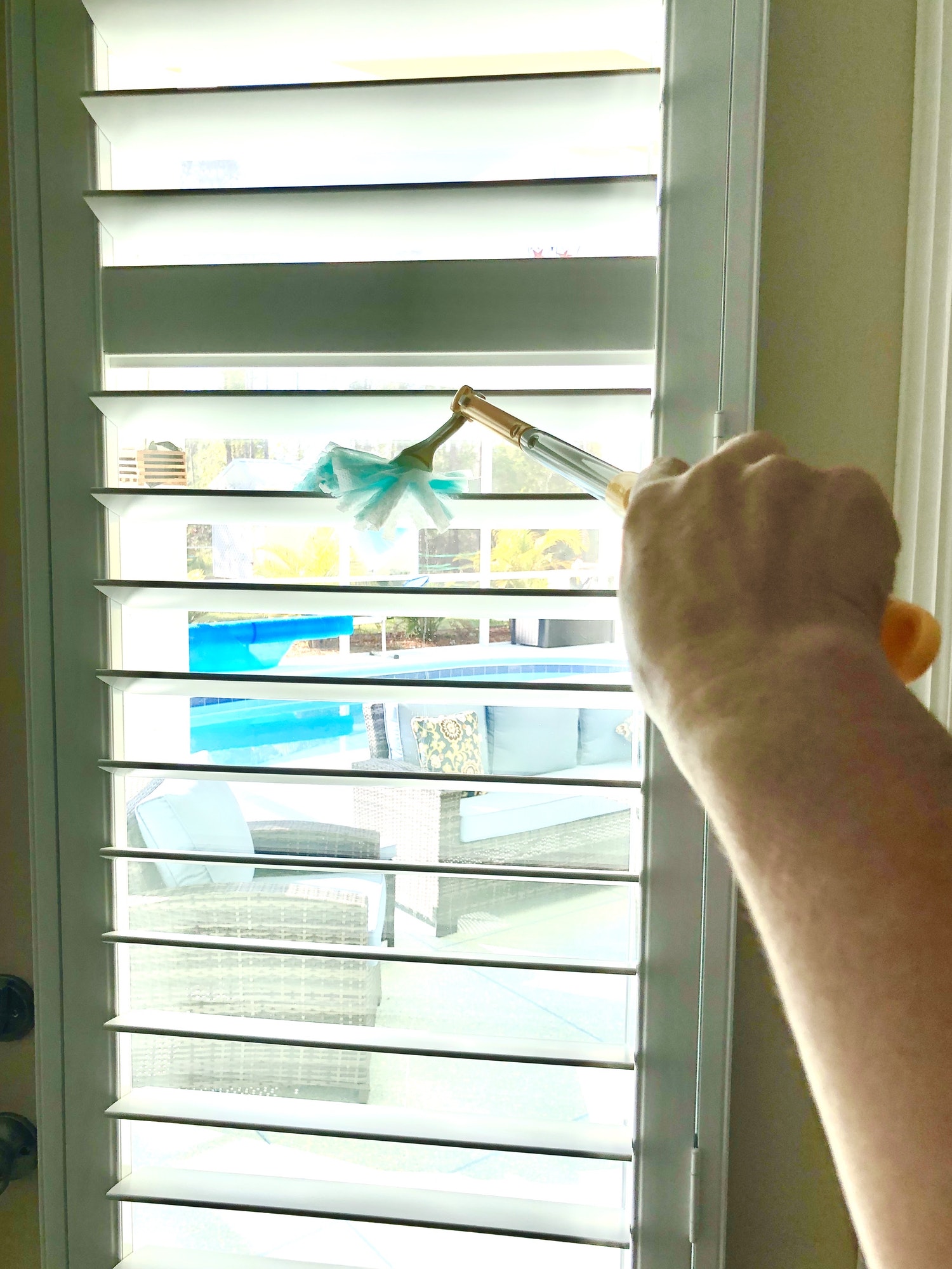 How to clean blinds and windows with tools you already have